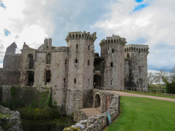 Castle Focus: Castell Rhaglan / Raglan Castle - Struts & Frets